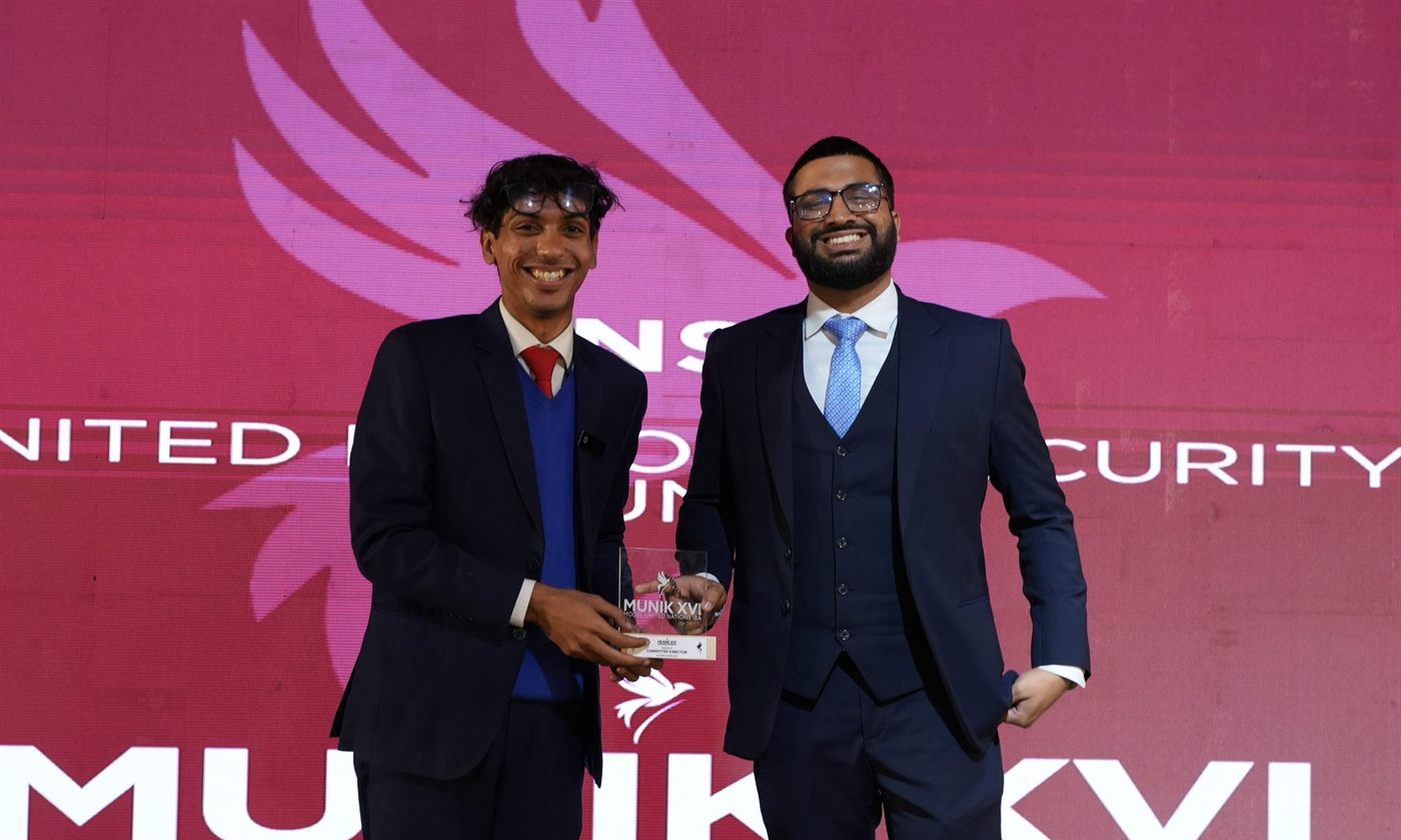 The Committee Director shield presented on stage at MUNIK XVI, IBA Karachi.